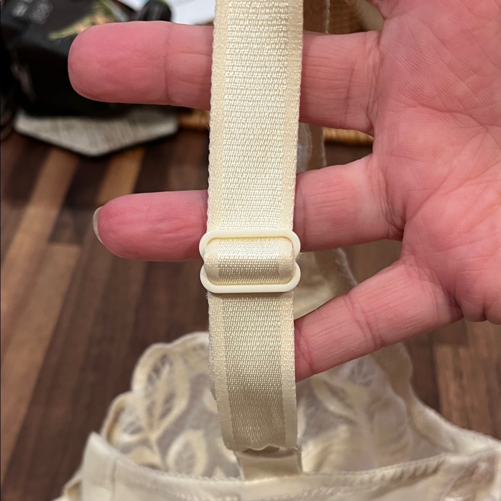 Bali Lace Embroidered Bra in Cream - Picture 6 of 7